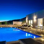 Mystique View فيلة