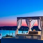 Mystique View فيلة